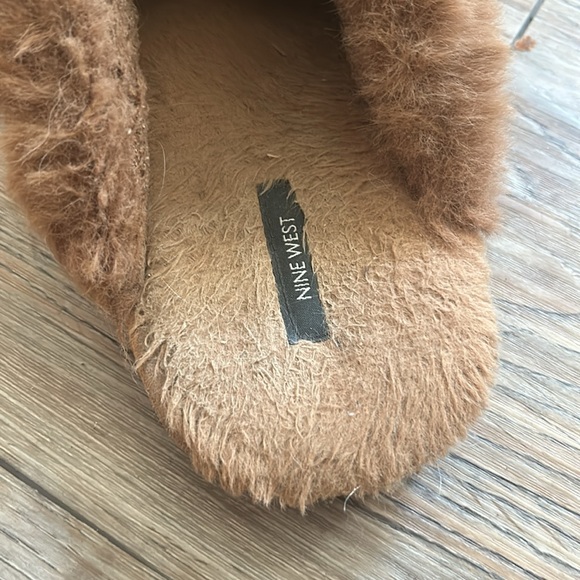 two pairs of slippers - Picture 3 of 5